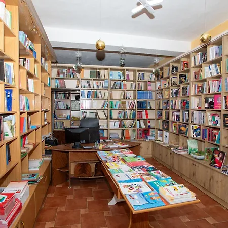 Friends And Books- Miq Dhe Libra Apartment